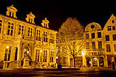 Anversa - Piazza Hendrik Conscience, con la Sint-Carolus Borromeus kirk e l'antica libreria Hendrik Conscience. 